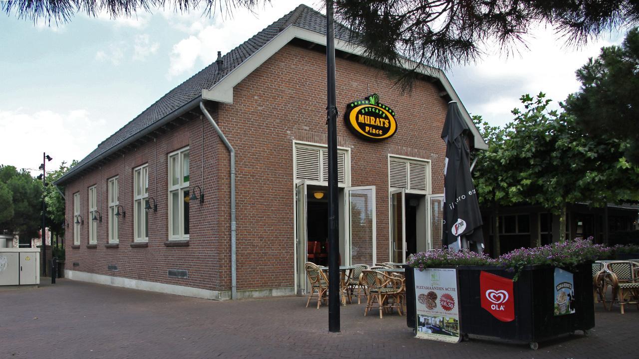 Doorbraken in de gevel zorgen voor deuren naar het terras en ventilatieroosters