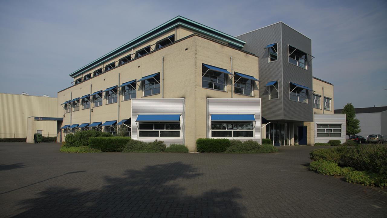Bestaande gevel is gedateerd en de lichte steen is door de jaren vervuild