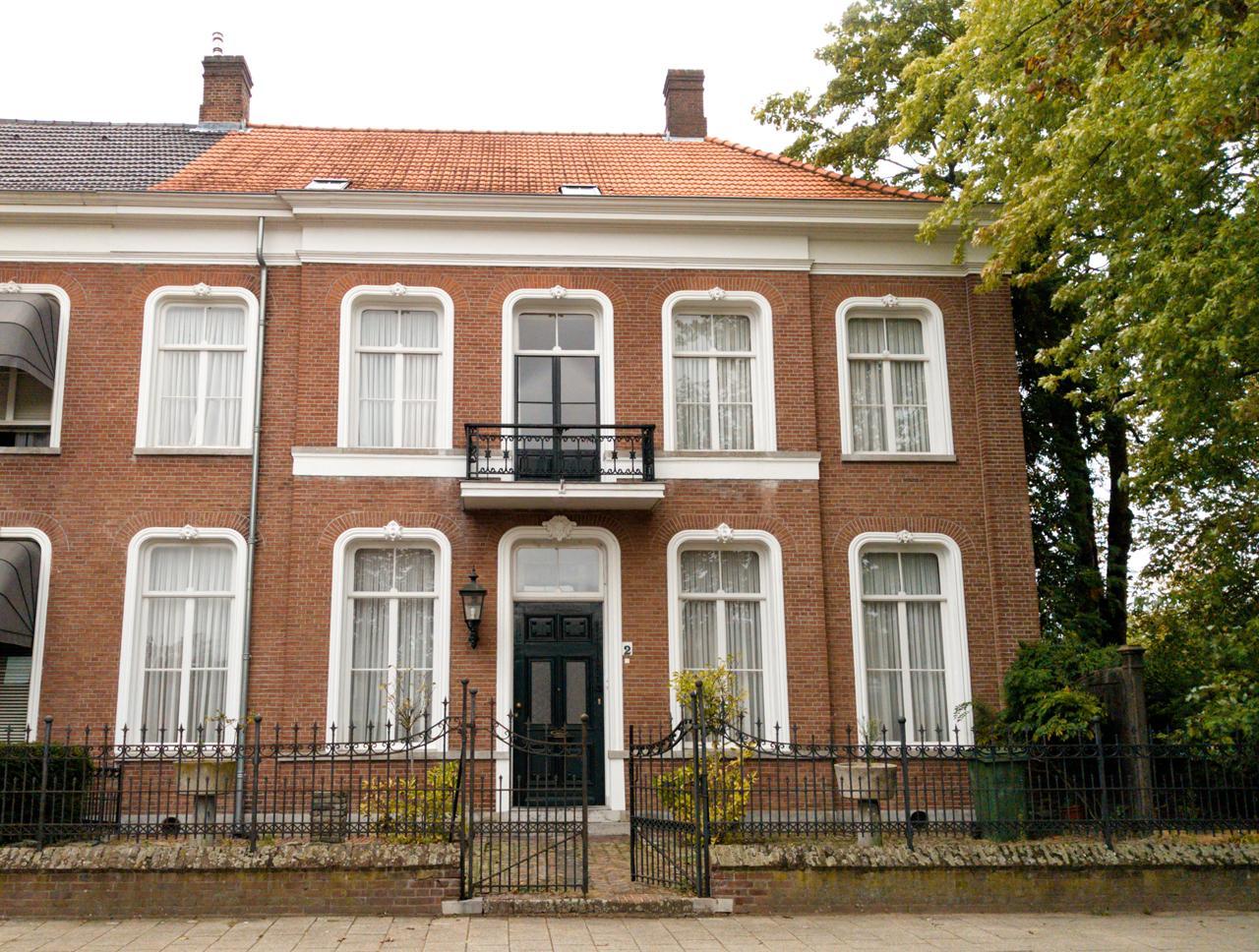 Bestaande voorgevel van het woonhuis