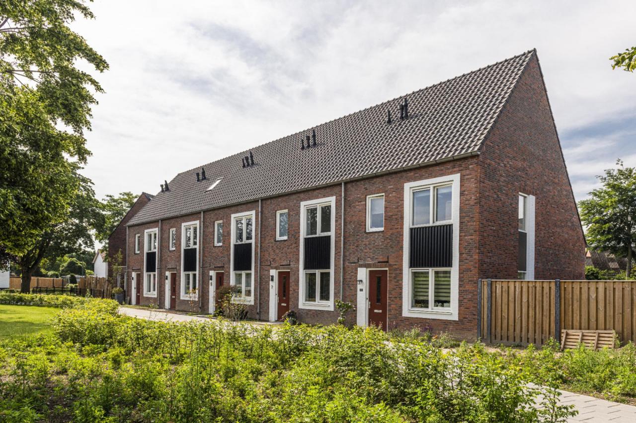 De voorzijde van de woningen