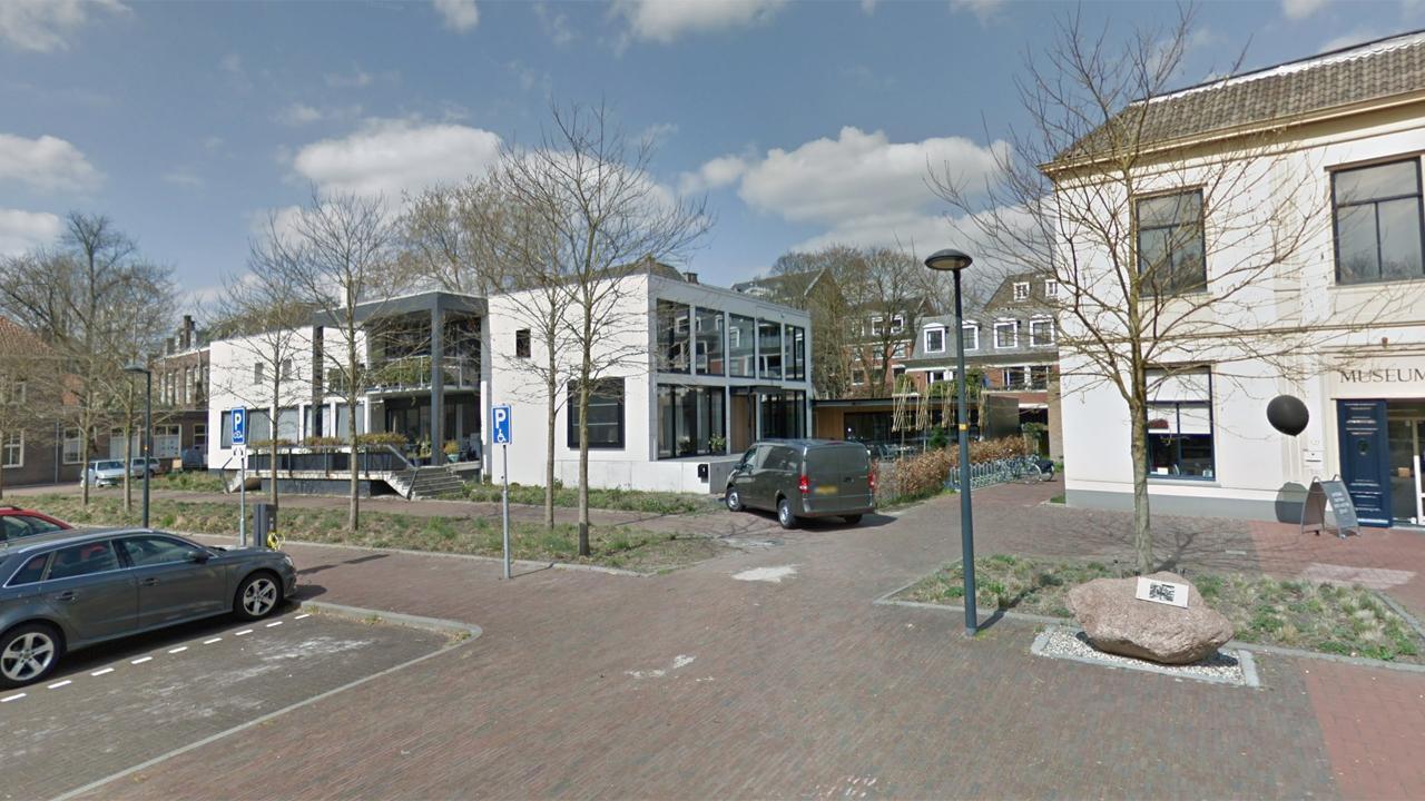 De vernieuwde gevel met nieuwe openingen op de begane grond