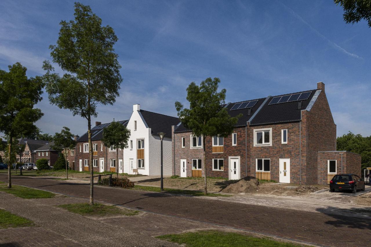 Straatzijde van de twee bouwblokken