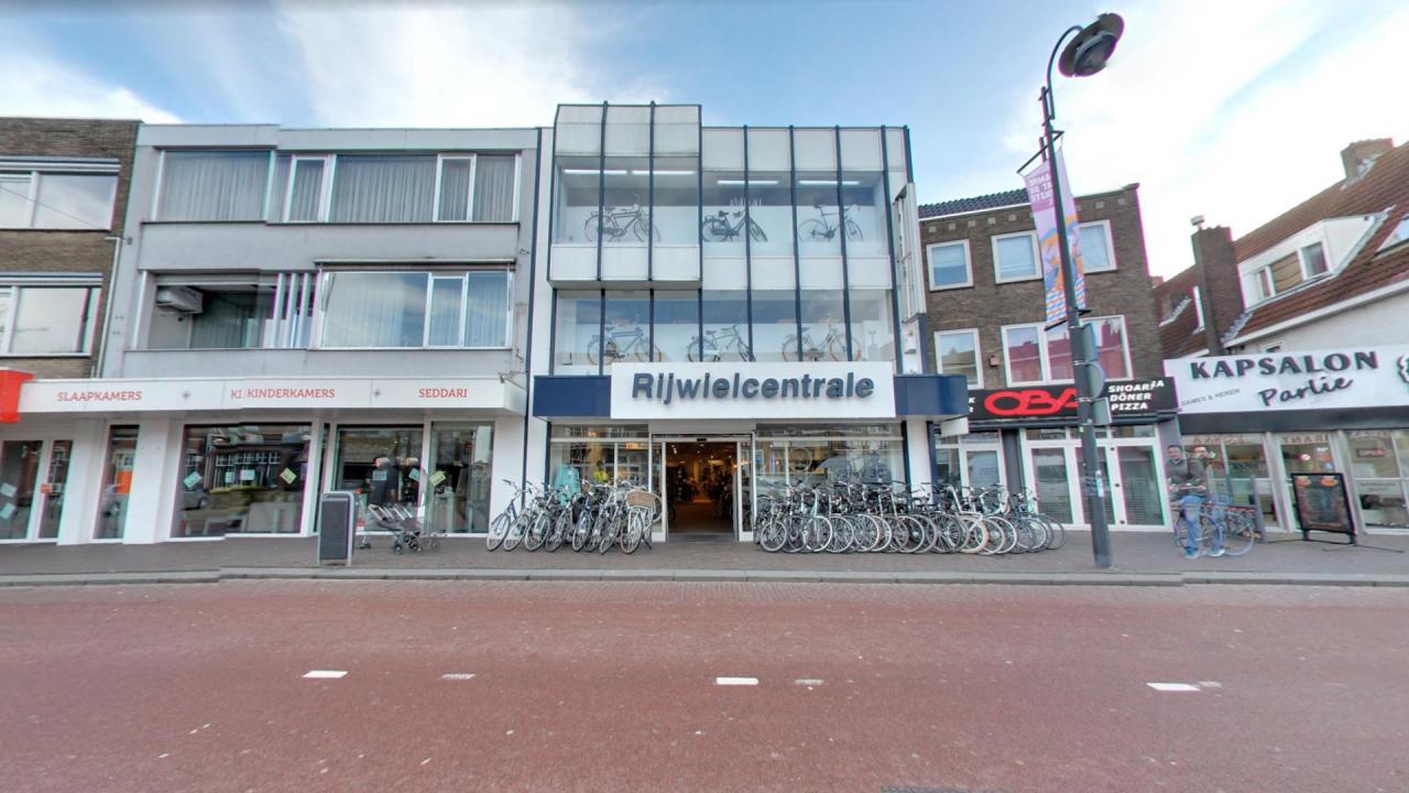 De bestaande voorgevel in de huisstijl van de Rijwielcentrale