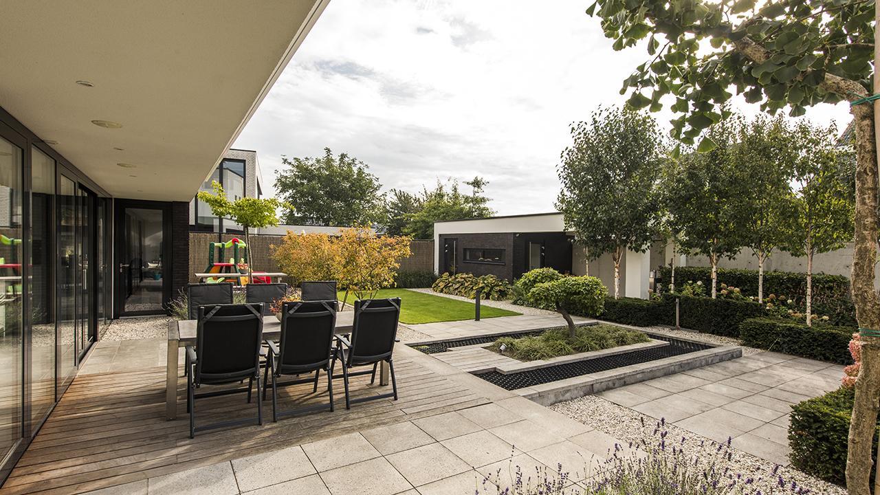 De tuin met een bijgebouw geheel in stijl van de woning